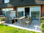 Terrasse mit Strandkorb und Gartenmöbeln